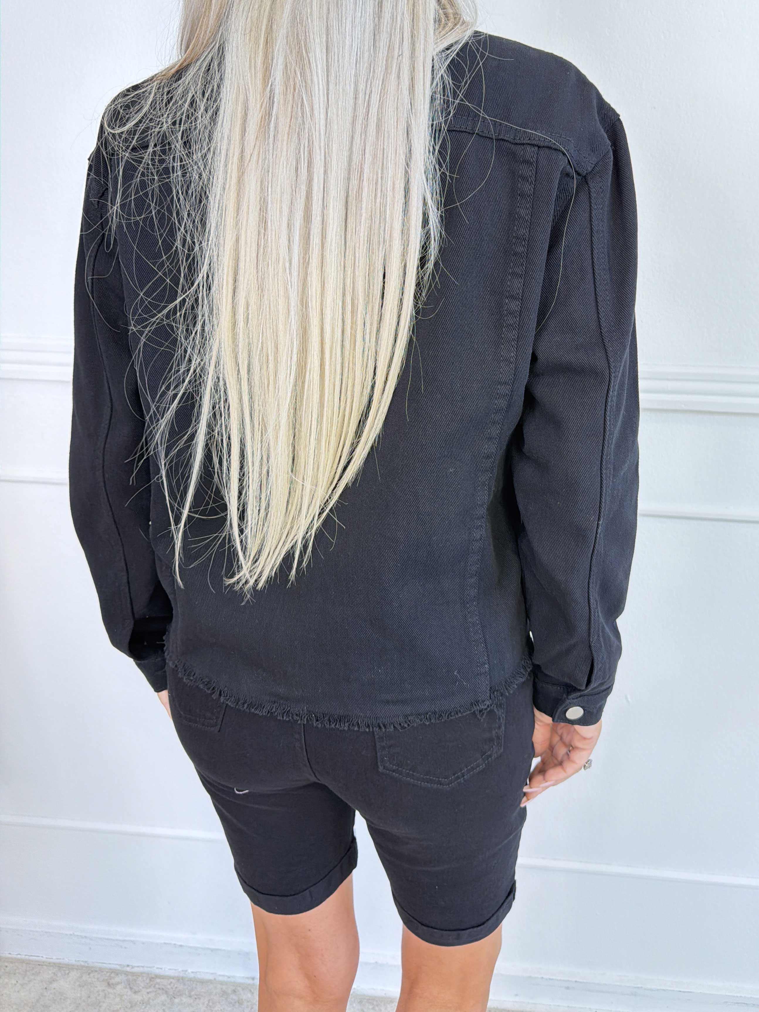Alimini - Denimjakke i let stretch med brystlommer og rå kant